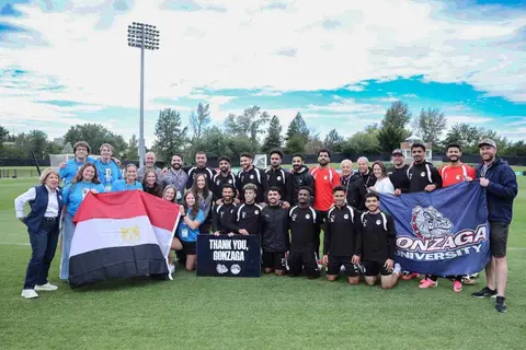 قميص منتخب مصر وصور جماعية إهداءً لجامعة جونزاجا في "سبوكين" 
